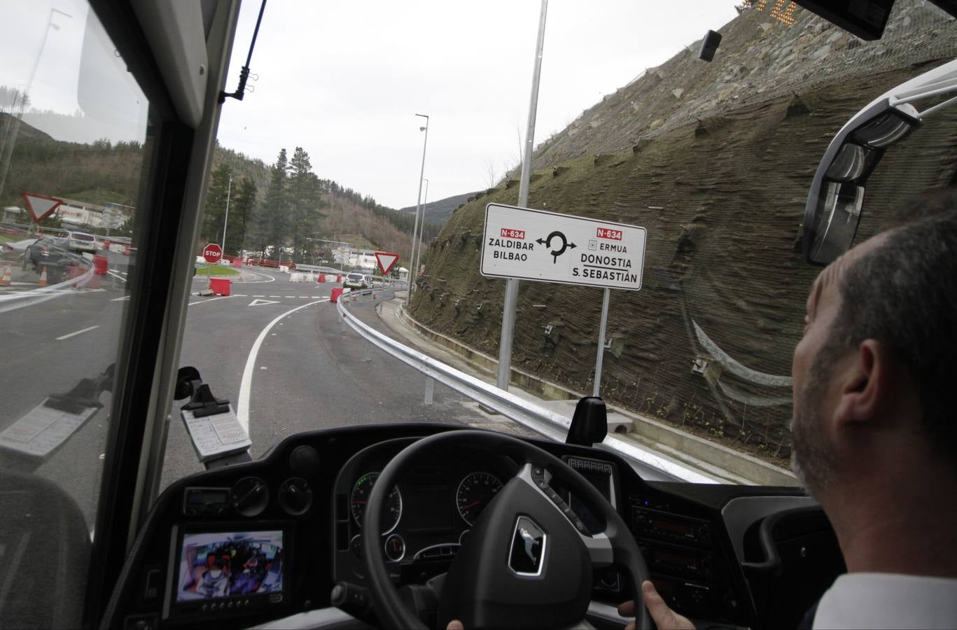 Con la  inauguración de la variante de Ermua  se da por terminada la primera fase de la obra, que arrastraba año y medio de retraso y un sobrecoste de casi el 9%. Junto a la apertura de los 600 metros del túnel de Uretamendi se pondrán en servicio también las nuevas cabinas de peajes que recibirán miles de conductores a través del nuevo acceso directo de la AP-8 y la N-634