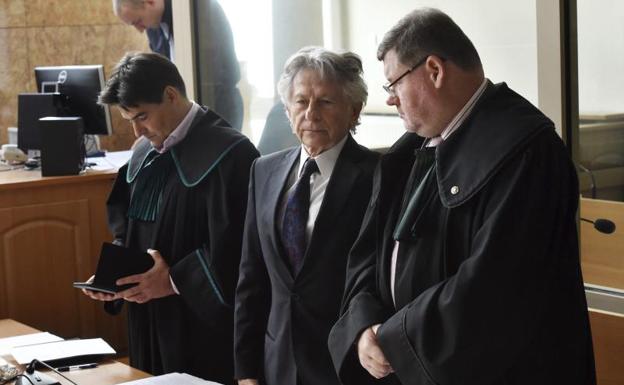 Roman Polanski (centro) conversa con sus abogados, Jerzy Stachowicz (izda) y Jan Olszewski (dcha) en los juzgados de Cracovia (Polonia), el 22 de septiembre de 2015. 