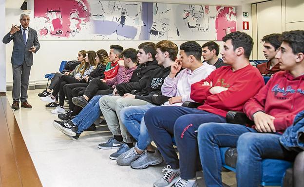 Jaime de la Cal ofrece una charla a estudiantes de la ikastola Olabide. 