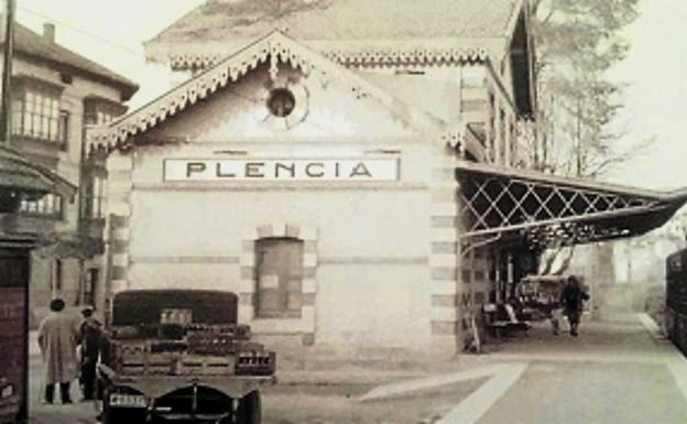 Imagen antigua de la estación de tren. 