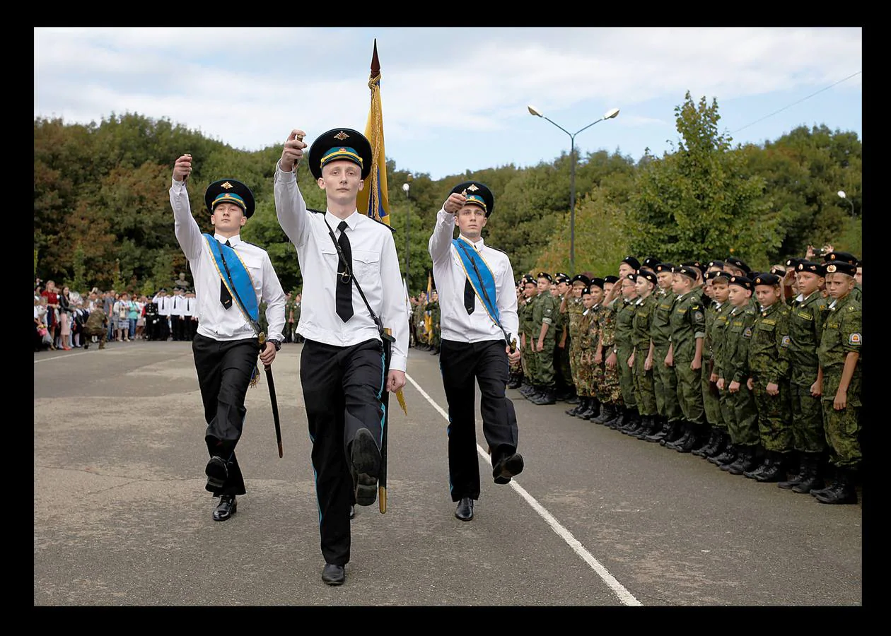 En la ciudad rusa de Stavropol, los chicos reciben sus clases y pueden obtener como premio a los resultados académicos, unos días de ejercicios militares. En la Academia Yermolov, cuyo nombre recuerda al general ruso Alexei Yermolov, héroe en la guerra del Cáucaso, en el siglo XIX, los cadetes, chicos y chicas, reciben además de las enseñanzas típicas del currículo educativo, prácticas de supervivencia y manejo de armas e incluso realizan ejercicios de paracaidismo. Todo ello combinado con buenas dosis de patriotismo y disciplina para que adquieran las habilidades necesarias para formar parte del poderoso ejército ruso.