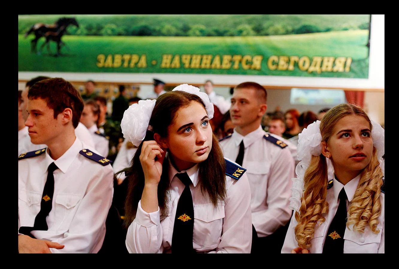 En la ciudad rusa de Stavropol, los chicos reciben sus clases y pueden obtener como premio a los resultados académicos, unos días de ejercicios militares. En la Academia Yermolov, cuyo nombre recuerda al general ruso Alexei Yermolov, héroe en la guerra del Cáucaso, en el siglo XIX, los cadetes, chicos y chicas, reciben además de las enseñanzas típicas del currículo educativo, prácticas de supervivencia y manejo de armas e incluso realizan ejercicios de paracaidismo. Todo ello combinado con buenas dosis de patriotismo y disciplina para que adquieran las habilidades necesarias para formar parte del poderoso ejército ruso.