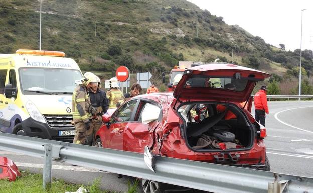 Una persona trasladada a Cruces tras chocar su vehículo con un camión en Gallarta