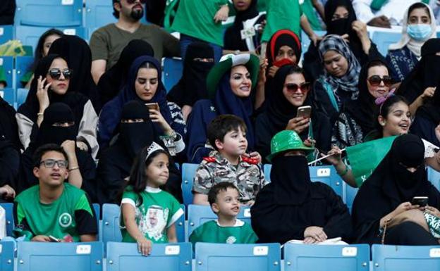 Arabia Saudí permitirá a las mujeres ir al fútbol