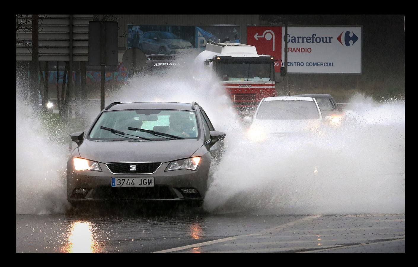 Baja la cota de nieve a los 400 metros y viste de blanco el alto de Trabakua. En Erandio, la lluvia ha creado varias balsas de agua en Erandio