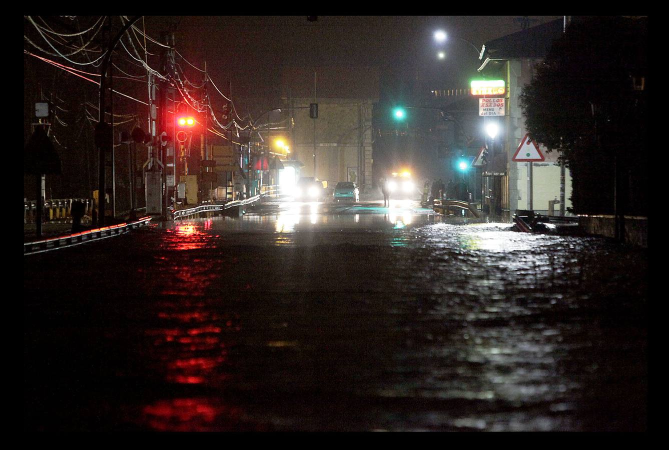 Baja la cota de nieve a los 400 metros y viste de blanco el alto de Trabakua. En Erandio, la lluvia ha creado varias balsas de agua en Erandio