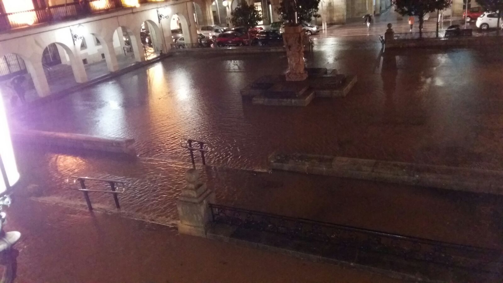 Los exteriores del Ayuntamiento de Gernika, inundados.