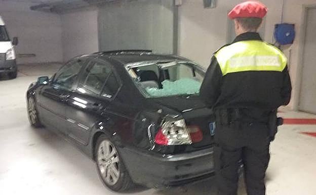 El BMW fue localizado en un garaje de la calle Olano.