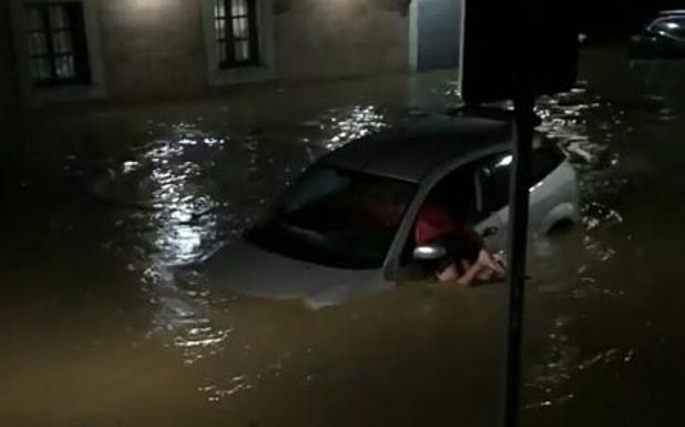 Imagen de uno de los coches anegados por el agua en Muxika. 