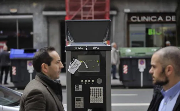 Un parquímetro de Bilbao, con una pegatina en plena jornada de huelga.