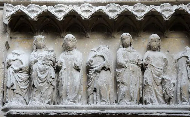 Detalle de la portada de Santa Ana, en la catedral de Santa María de Vitoria.