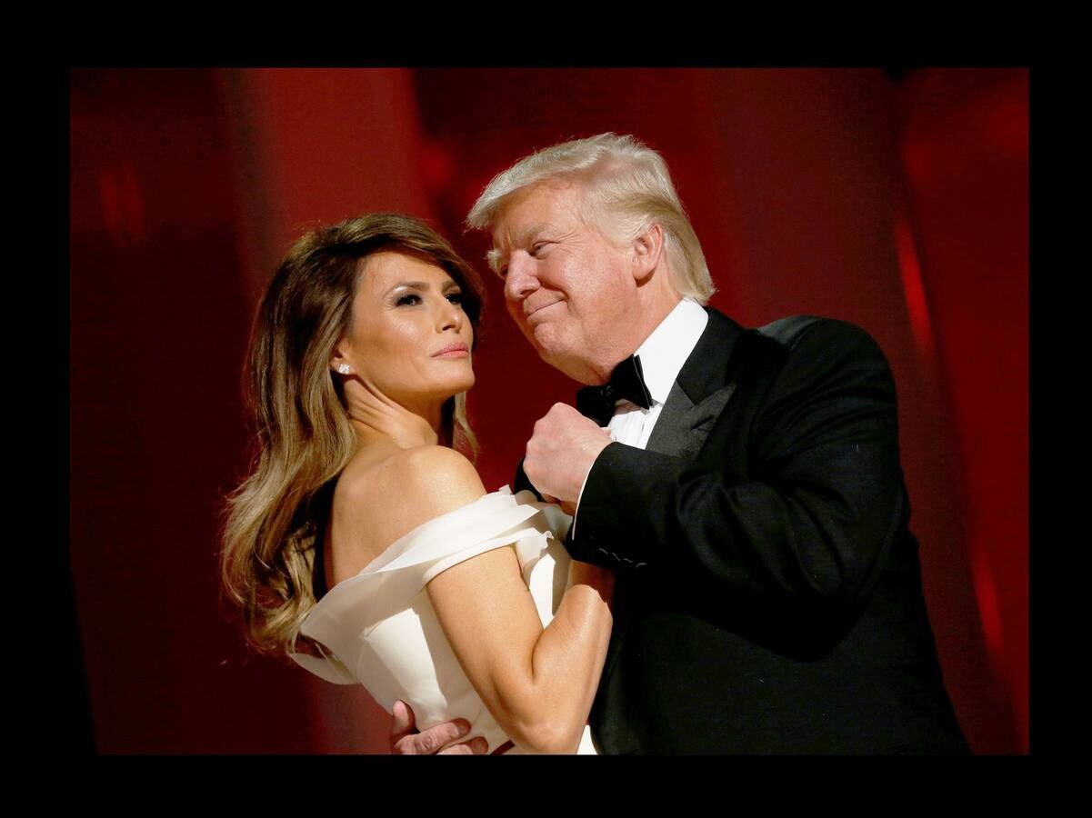 El presidente Donald Trump y su esposa Melania bailan en la inaguración.
