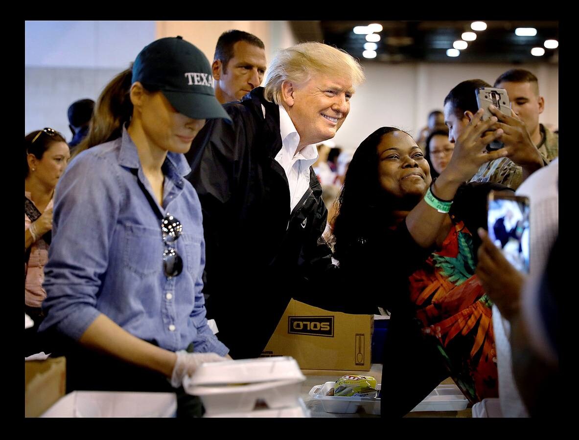 Donald Trump posa para una foto durante su visita a los supervivientes de las inundaciones del huracán Harvey..