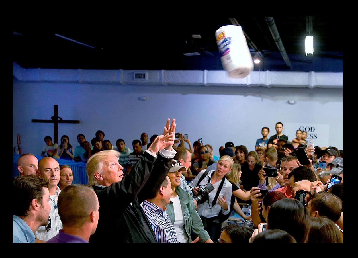 Donald Trump lanza un rollo de papel higiénico a la multitud de afetados por el huracán María en Puerto Rico.