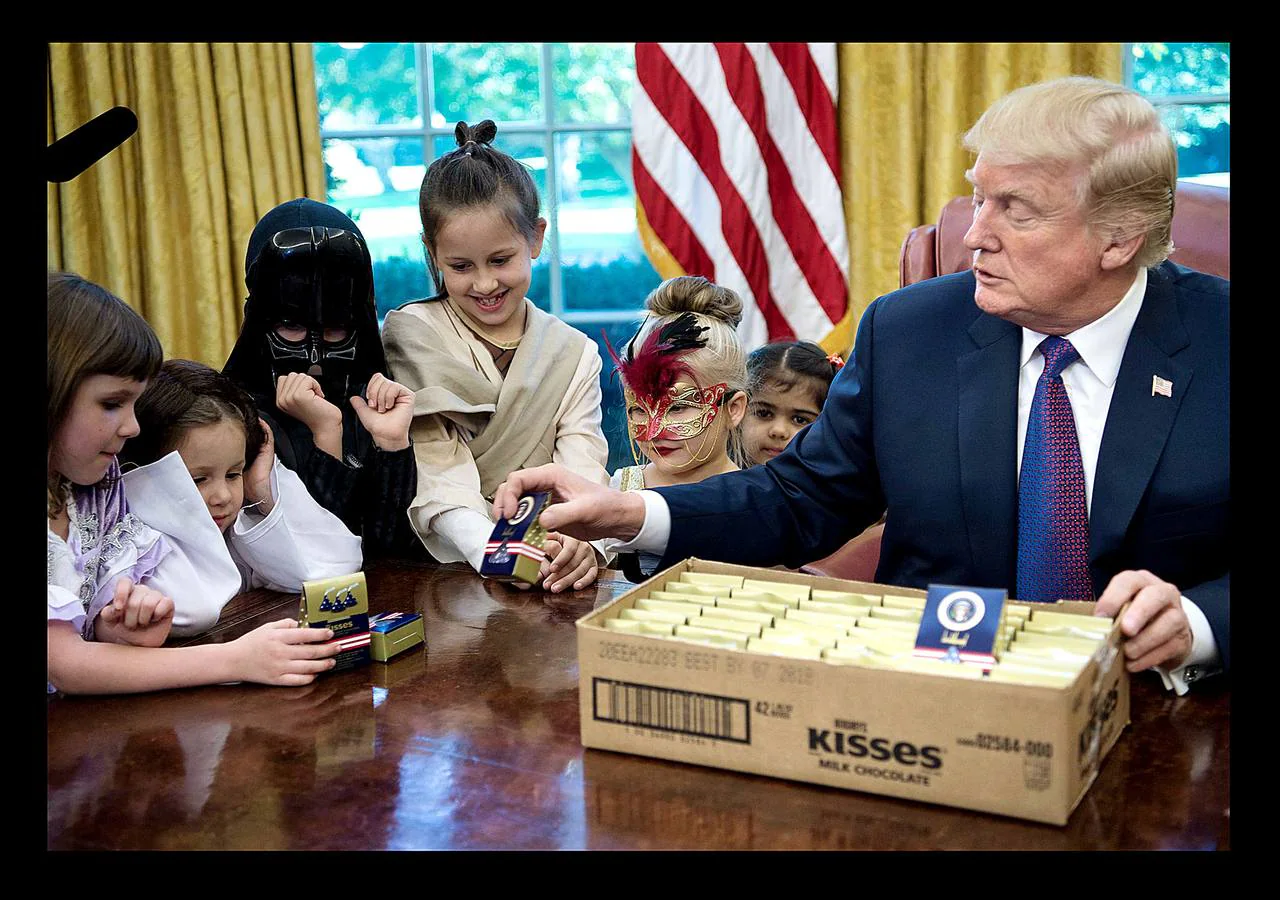 Donald Trump se reúne con los niños durante la celebración de Halloween.