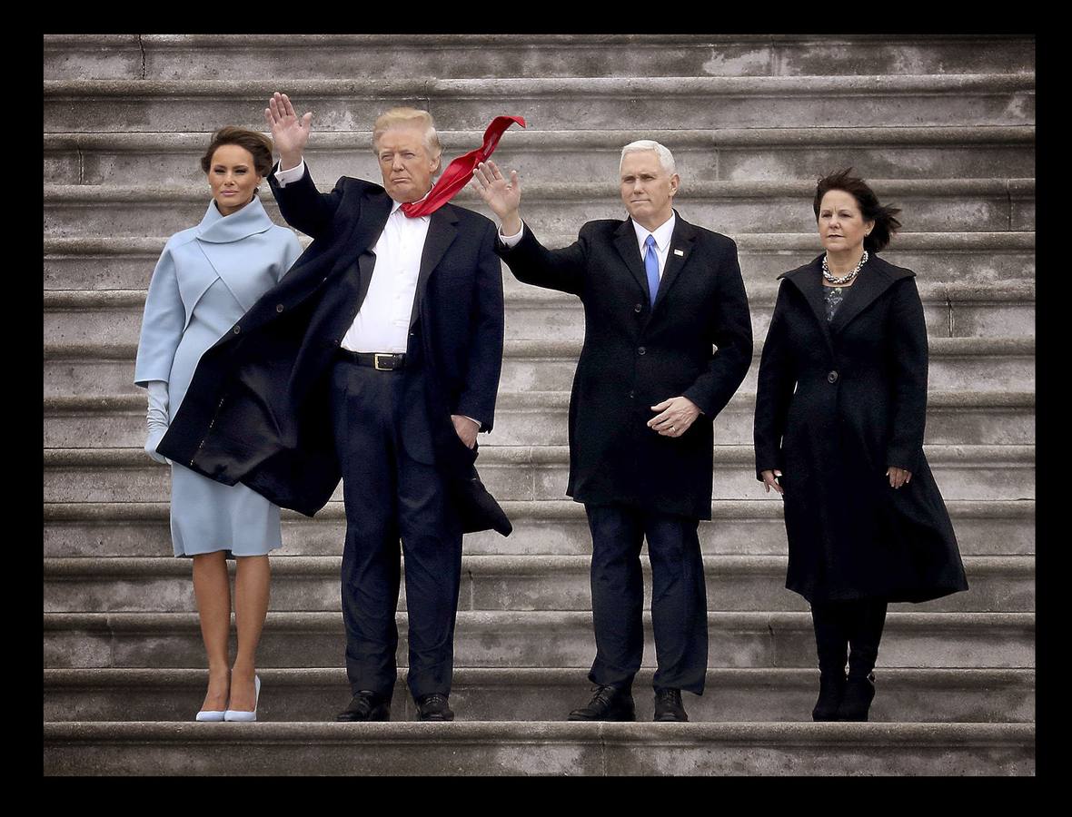 Donald Trump junto a la primera dama, Melania Trump, el vicepresidente Mike Pence y Karen Pence se despien del matrimonio Obama en el Capitolio.