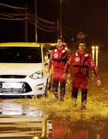 Imagen secundaria 2 - Medio centenar de personas tuvieron que ser rescatadas de sus vehículos al quedar atrapadas en inmensas balsas de agua. 