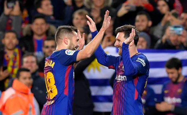 Jordi Alba y Messi celebran uno de los goles del Barça al Celta. 