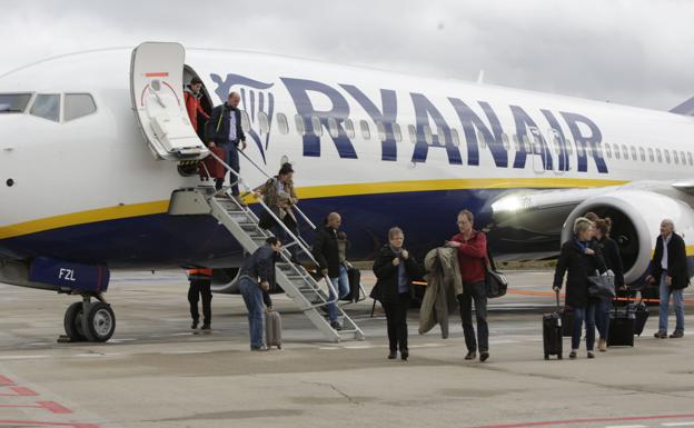 Varios viajeros salen de un avión de Ryanair tras aterrizar en las pistas de Foronda.
