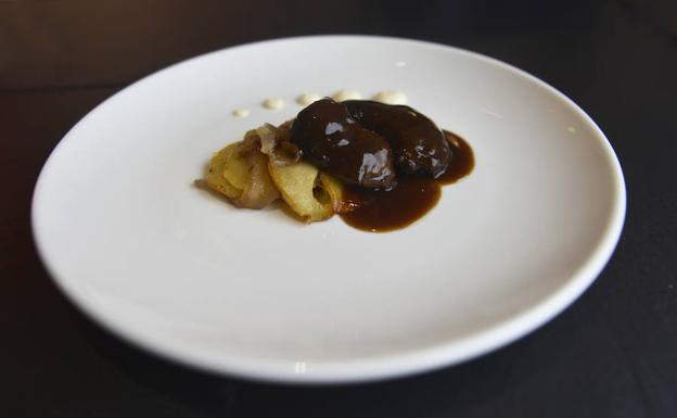 Carrilleras ibéricas. Son de cerdos de caserío criados al aire libre que no llegan a los 12 meses. Se limpian, se salpimentan y se marcan en la sartén por ambas caras. Se saltean unas verduras (cebollas roja y blanca, zanahoria, apio y un poco de ajo) con un toque de pimienta blanca y negra, cuatro clavos, una hoja de menta y albahaca para hacer un caldo neutro y se le añade una reducción de vino tinto. La salsa se cuela y se hace una reducción muy bien ligada. Las carrilleras se hacen en el horno y se presentan con patata panadera y cebolla roja bien pochada. 