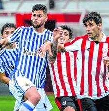 Óscar Gil pugna con Jauregi en una acción a balón parado. 