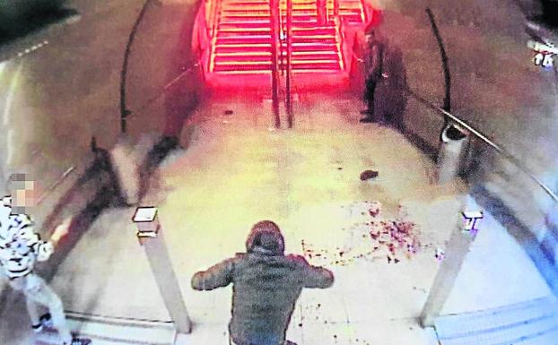 Imagen de la cámara de seguridad de la agresión en la boca del metro de Berastegi.
