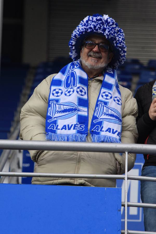 Los cinco grados escasos que marcan los termómetros en Vitoria y la fina lluvia no amedrentó a los fieles albiazules