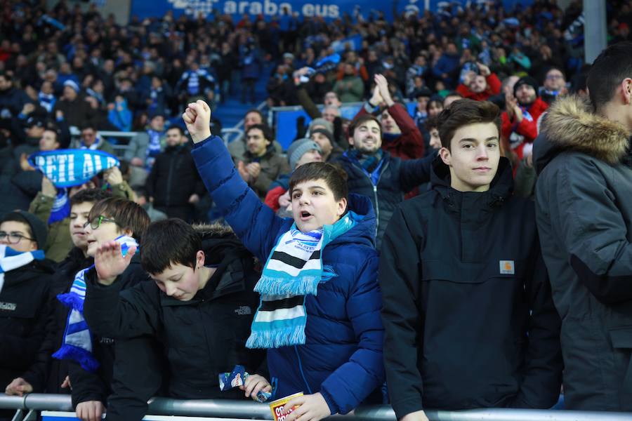 Los cinco grados escasos que marcan los termómetros en Vitoria y la fina lluvia no amedrentaron a los 19.413 fieles albiazules que poblaron las gradas de Mendizorroza