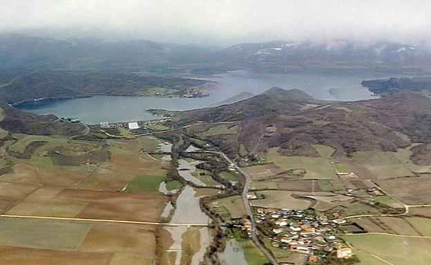 El desembalse de agua de Ullibarri causa inundaciones de zonas de cultivo en Arroyabe. 