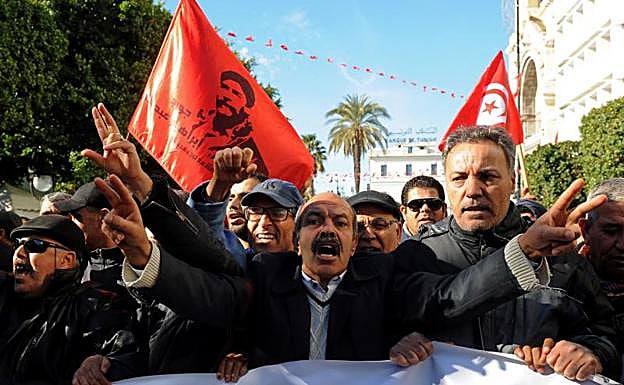 Los tunecinos se movilizan de nuevo en el aniversario de la Revolución de los Jazmines.