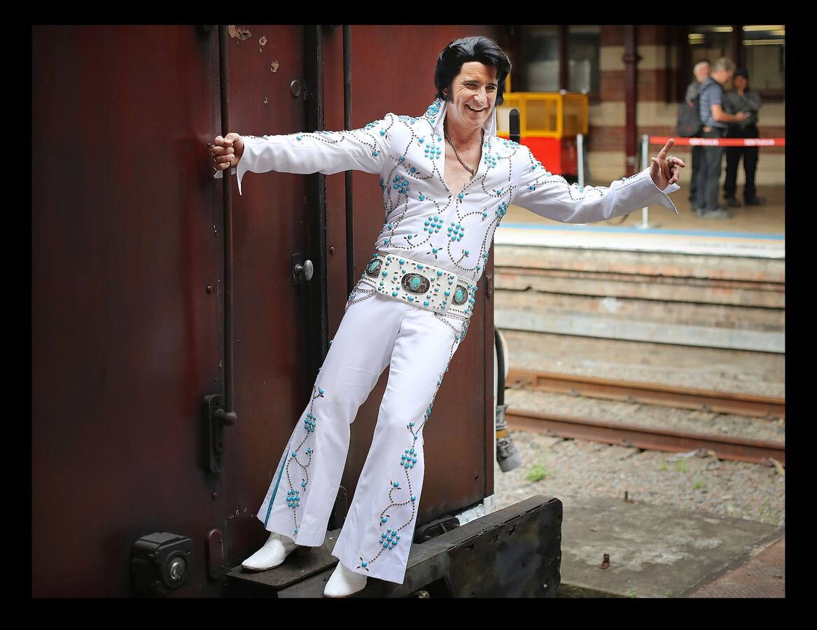 Como si de un viaje a la nostalgia se tratara, cientos de fans de Elvis Presley han abarrotado estos días la estación Central de Sidney. Ataviados con la parafernalia del mito, interpretando algunos de sus éxitos más conocidos, gente de todas las edades y condición tomaron el 'Gamuza Azul Expres', que los condujo a la ciudad de Parkes, a 300 kilómetros al oeste de Sidney, donde se celebra el más importante festival en su honor del todo el cono sur. La primera edición, en 1992, atrajo apenas a dos centenares de aficionados. Este año, coincidiendo con la fecha de su nacimiento, se han congregado más de 25.000 personas, una cifra récord, que triplica el censo de la ciudad.