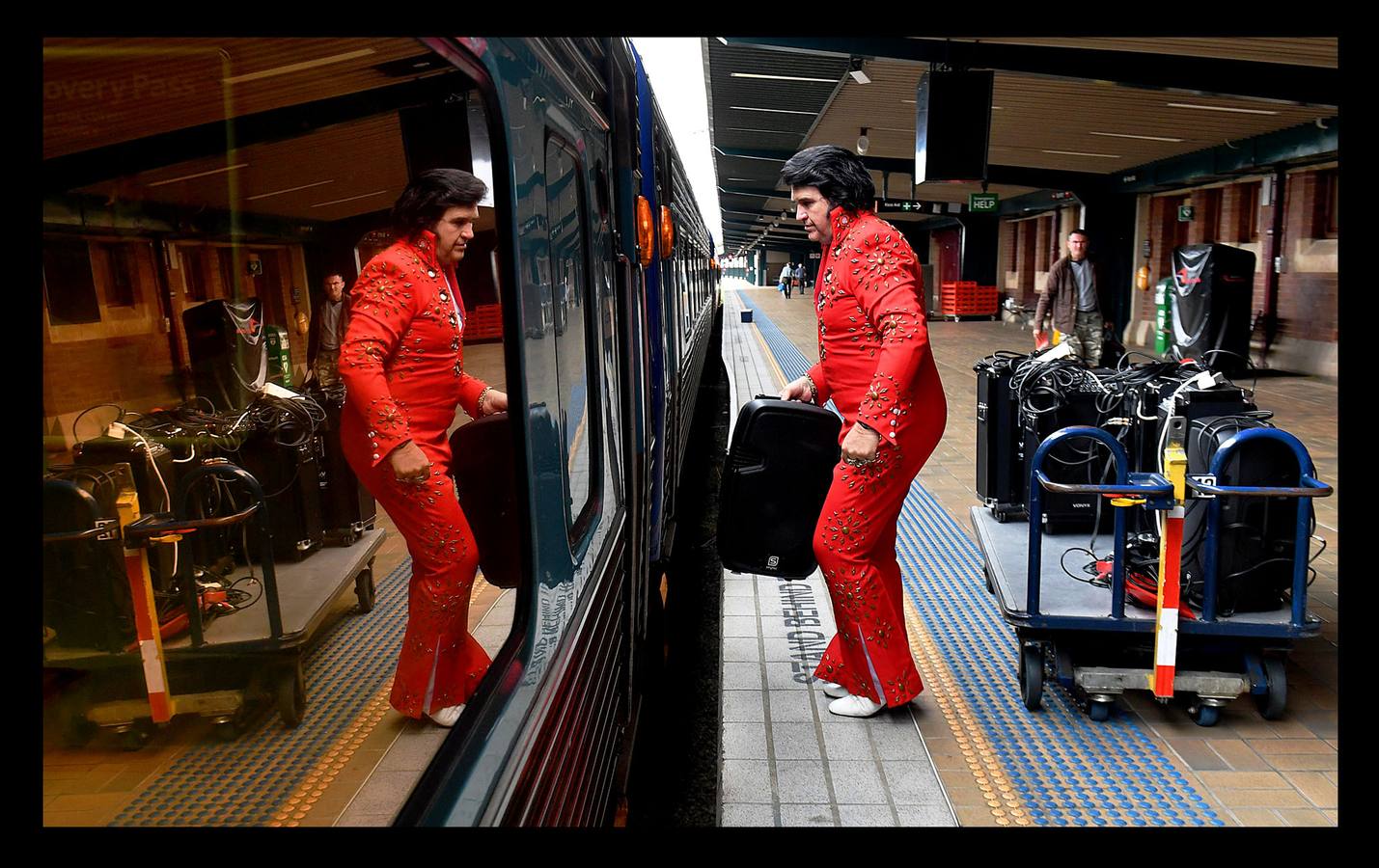 Como si de un viaje a la nostalgia se tratara, cientos de fans de Elvis Presley han abarrotado estos días la estación Central de Sidney. Ataviados con la parafernalia del mito, interpretando algunos de sus éxitos más conocidos, gente de todas las edades y condición tomaron el 'Gamuza Azul Expres', que los condujo a la ciudad de Parkes, a 300 kilómetros al oeste de Sidney, donde se celebra el más importante festival en su honor del todo el cono sur. La primera edición, en 1992, atrajo apenas a dos centenares de aficionados. Este año, coincidiendo con la fecha de su nacimiento, se han congregado más de 25.000 personas, una cifra récord, que triplica el censo de la ciudad.