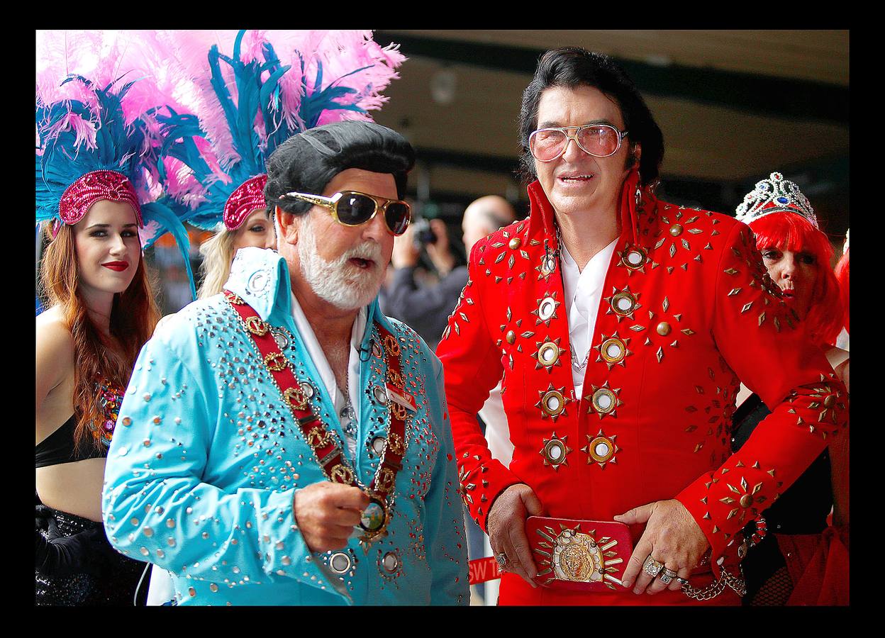 Como si de un viaje a la nostalgia se tratara, cientos de fans de Elvis Presley han abarrotado estos días la estación Central de Sidney. Ataviados con la parafernalia del mito, interpretando algunos de sus éxitos más conocidos, gente de todas las edades y condición tomaron el 'Gamuza Azul Expres', que los condujo a la ciudad de Parkes, a 300 kilómetros al oeste de Sidney, donde se celebra el más importante festival en su honor del todo el cono sur. La primera edición, en 1992, atrajo apenas a dos centenares de aficionados. Este año, coincidiendo con la fecha de su nacimiento, se han congregado más de 25.000 personas, una cifra récord, que triplica el censo de la ciudad.