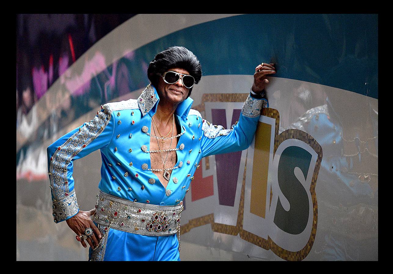 Como si de un viaje a la nostalgia se tratara, cientos de fans de Elvis Presley han abarrotado estos días la estación Central de Sidney. Ataviados con la parafernalia del mito, interpretando algunos de sus éxitos más conocidos, gente de todas las edades y condición tomaron el 'Gamuza Azul Expres', que los condujo a la ciudad de Parkes, a 300 kilómetros al oeste de Sidney, donde se celebra el más importante festival en su honor del todo el cono sur. La primera edición, en 1992, atrajo apenas a dos centenares de aficionados. Este año, coincidiendo con la fecha de su nacimiento, se han congregado más de 25.000 personas, una cifra récord, que triplica el censo de la ciudad.