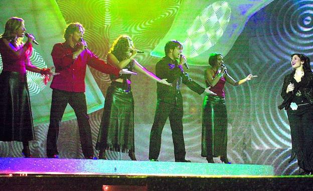 Rosa López representó a España en Eurovisión en 2002, acompañada de Gisela, Geno, Chenoa, David Bisbal y David Bustamante.