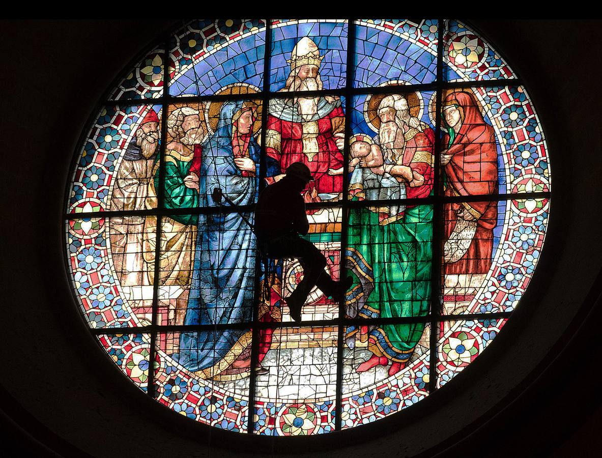 La fachada interior, el campanario y la cúpula de la catedral de Santa María de las Flores, reciben estos días la supervisión de varios técnicos para controlar su estado de conservación. La cúpula, una joya arquitectónica obra de Filippo Brunelleschi, se concluyó en 1436, año en el que se consagró la catedral. Su cara interna está decorada con pinturas al fresco y al temple que representan diferentes escenas del Juicio Final. La catedral florentina es la cuarta iglesia más grande del mundo, después de San Pedro en Roma, St. Paul en Londres y la catedral de Milán.