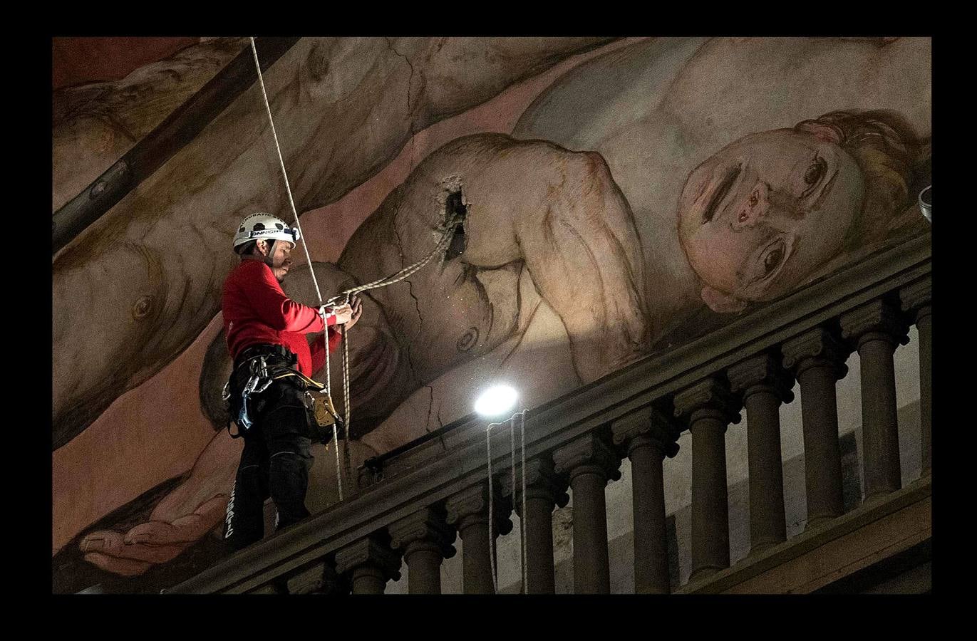 La fachada interior, el campanario y la cúpula de la catedral de Santa María de las Flores, reciben estos días la supervisión de varios técnicos para controlar su estado de conservación. La cúpula, una joya arquitectónica obra de Filippo Brunelleschi, se concluyó en 1436, año en el que se consagró la catedral. Su cara interna está decorada con pinturas al fresco y al temple que representan diferentes escenas del Juicio Final. La catedral florentina es la cuarta iglesia más grande del mundo, después de San Pedro en Roma, St. Paul en Londres y la catedral de Milán.