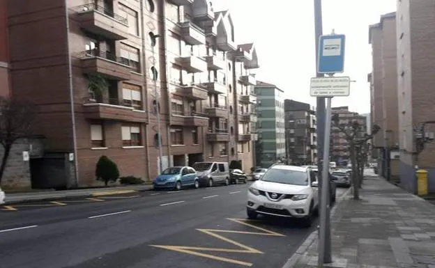 La Diputación retiró sus marquesinas al cancelarse la línea con Bilbao. 