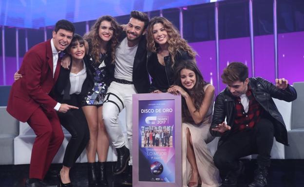 Alfred, Aitana, Amaia, Agoney, Miriam, Ana Guerra y Roi, tras recibir el disco de oro. 