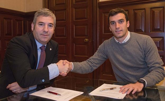 Iñigo Lekue, en la firma del contrato junto al presidente del Athletic, Josu Urrutia. 