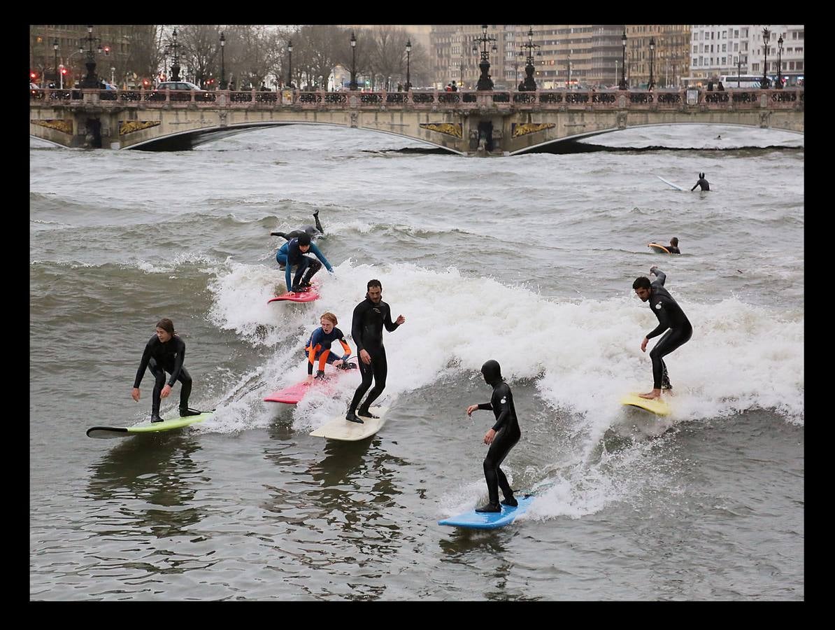 El fuerte oleaje ha dejado su huella en algunos arenales, como el de Ereaga, y también estampas impresionantes del mar embravecido