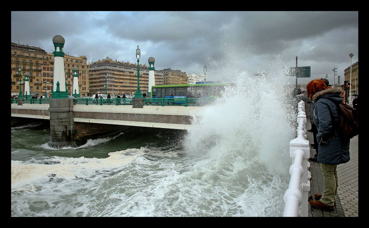 El fuerte oleaje ha dejado su huella en algunos arenales, como el de Ereaga, y también estampas impresionantes del mar embravecido