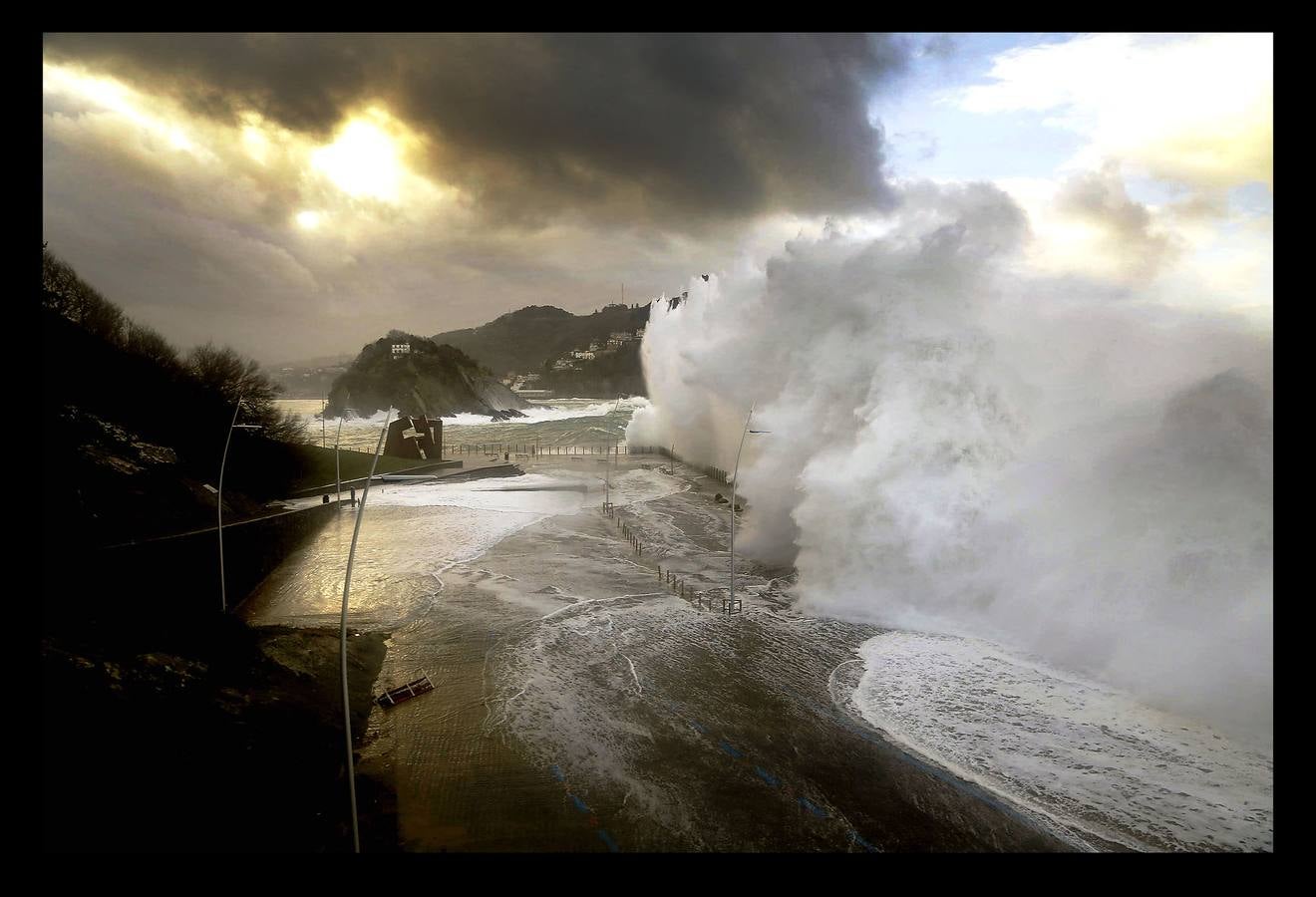 El fuerte oleaje ha dejado su huella en algunos arenales, como el de Ereaga, y también estampas impresionantes del mar embravecido