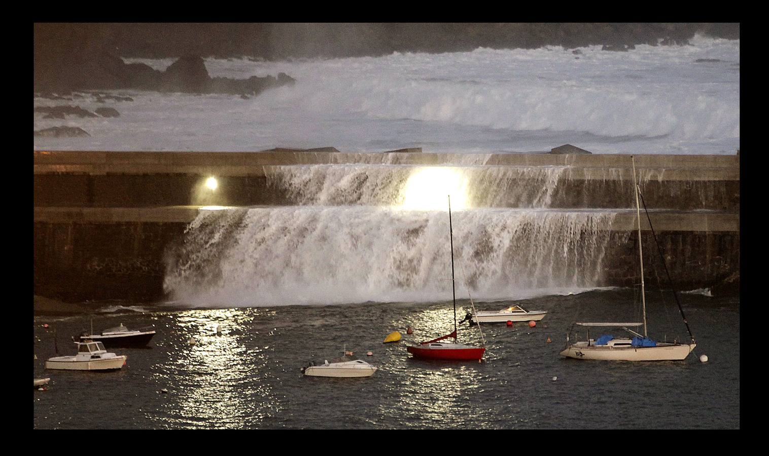 El fuerte oleaje ha dejado su huella en algunos arenales, como el de Ereaga, y también estampas impresionantes del mar embravecido