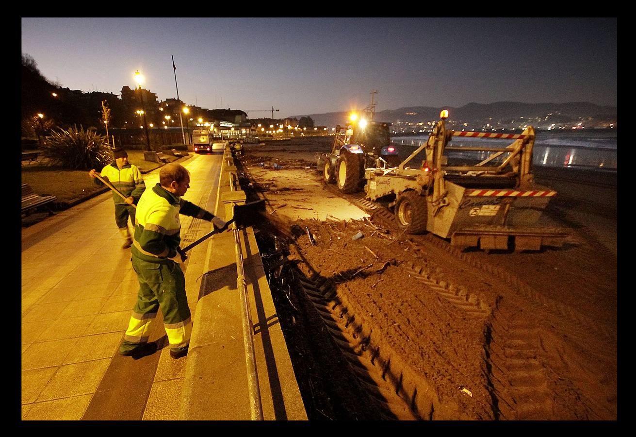 El fuerte oleaje ha dejado su huella en algunos arenales, como el de Ereaga, y también estampas impresionantes del mar embravecido