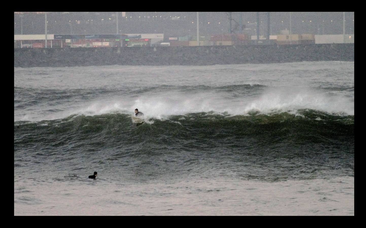 El fuerte oleaje ha dejado su huella en algunos arenales, como el de Ereaga, y también estampas impresionantes del mar embravecido