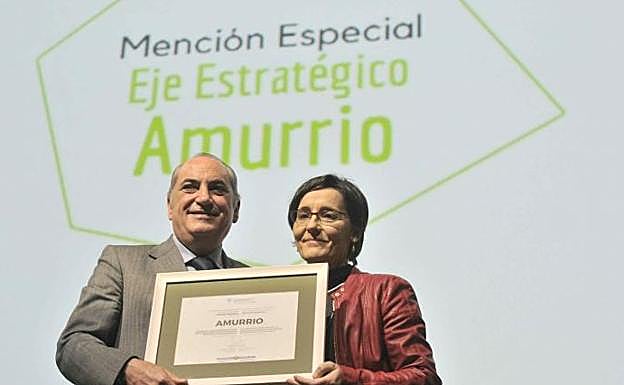 La alcaldesa de Amurrio, Josune Irabien, ha recibido una de las menciones especiales que entregan los premios.. 