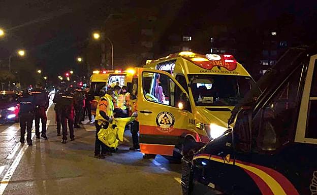 Sanitarios atienden al aficionado del Atlético herido. AGENCIAS