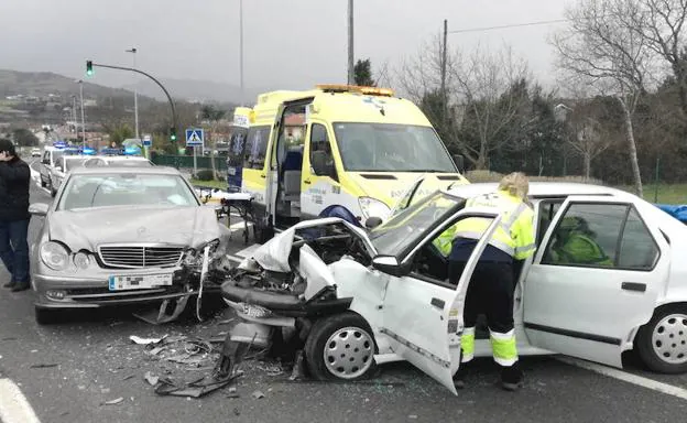 Accidente registrado el pasado febrero en Loiu, en el conocido como cruce de los semáforos. 