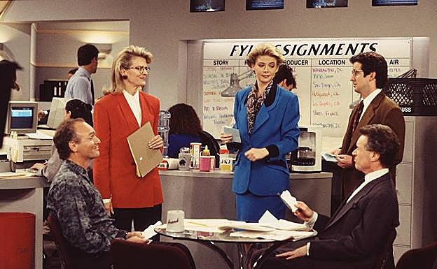 Candice Bergen en la redacción de 'Murphy Brown' (1988-1998).